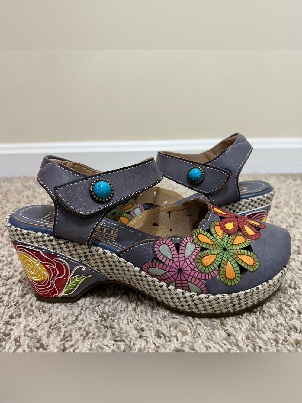 L’Artiste Spring Step Gray Floral-Accent Mid-Heel Sandals Ankle Strap Sz 35 US 5
